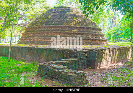 Le rovine di antichi Stupa in parco di Panduwasnuwara Museo Archeologico, Sri Lanka. Foto Stock