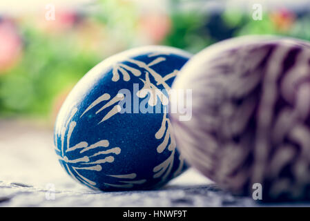 Dipinte a mano e le uova di pasqua, colorised, sul tavolo di legno e tovagliolo ricamato Foto Stock