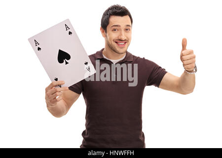 Gioiosa guy tenendo un grande asso di picche card e dando un pollice in alto isolato su sfondo bianco Foto Stock