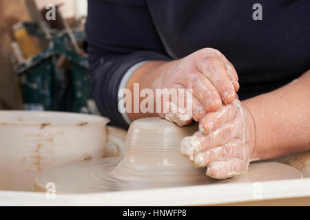 Close Up di Potter Creta su ruota Foto Stock