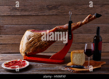 Prosciutto Iberico Pata Negra dalla Spagna manchego formaggio e vino rosso  Foto stock - Alamy