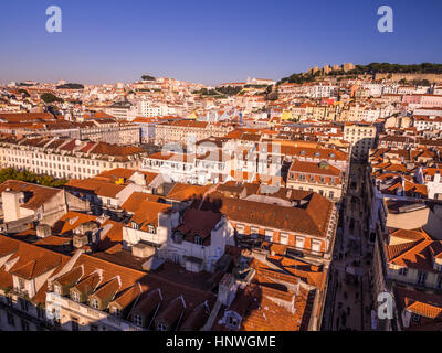 Lisbona, Portogallo - 10 gennaio 2017: Cityscape di Lisbona come visto da Miradouro do Elevador de Santa Justa (punto di vista nella parte superiore di Santa Justa Eleva Foto Stock