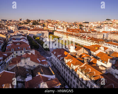 Lisbona, Portogallo - 10 gennaio 2017: Cityscape di Lisbona con Dom Pedro IV quadrato, come si vede dal Miradouro do Elevador de Santa Justa (punto di vista a th Foto Stock