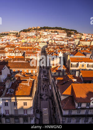 Lisbona, Portogallo - 10 gennaio 2017: Cityscape di Lisbona come visto da Miradouro do Elevador de Santa Justa (punto di vista nella parte superiore di Santa Justa Eleva Foto Stock