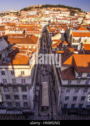 Lisbona, Portogallo - 10 gennaio 2017: Cityscape di Lisbona come visto da Miradouro do Elevador de Santa Justa (punto di vista nella parte superiore di Santa Justa Eleva Foto Stock