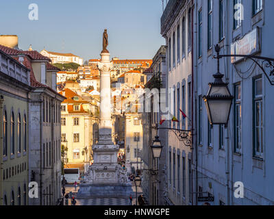 Lisbona, Portogallo - 10 gennaio 2017: Colonna di Pedro IV sulla piazza Rossio (Piazza Pedro IV) a Lisbona, Portogallo, visto da Calcada do Carmo street. Foto Stock