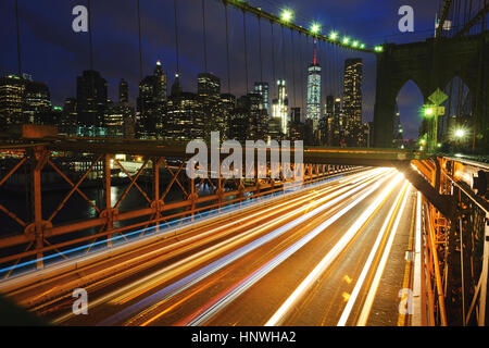 Sentieri di luce sul ponte di Brooklyn, New York, Stati Uniti d'America Foto Stock