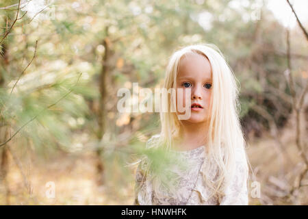 Bionda ragazza in foresta Foto Stock