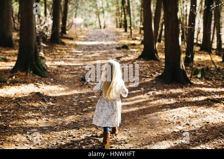Bionda ragazza dai capelli in foresta Foto Stock