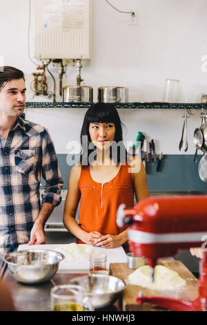 Gli studenti di pasta making class Foto Stock