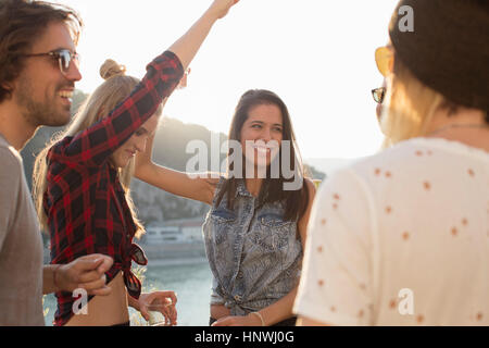 Amici adulti balli presso la terrazza sul tetto parte sul lungomare, Budapest, Ungheria Foto Stock