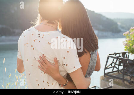 Romantico coppia giovane guardando fuori dalla terrazza sul tetto, Budapest, Ungheria Foto Stock