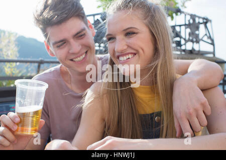 Coppia giovane con drink presso la terrazza sul tetto delle parti Foto Stock