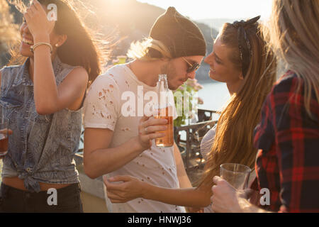 Amici adulti danze a waterfront terrazza sul tetto partito, Budapest, Ungheria Foto Stock