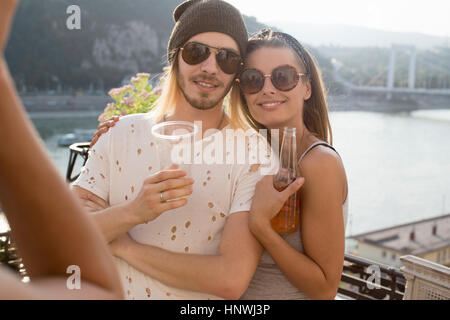 Coppia giovane fotografato presso la terrazza sul tetto partito, Budapest, Ungheria Foto Stock