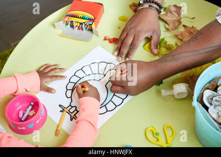 Padre e figlia godendo la colorazione in attività Foto Stock