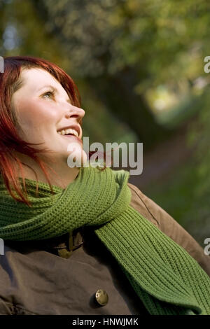 Modello di rilascio, Laechelnde, junge Frau im Herbst - sorridente, giovane donna in autunno Foto Stock