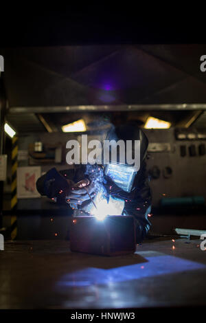 Femmina saldatura metalsmith scatola di metallo su un banco di lavoro Foto Stock