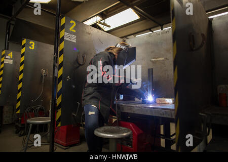 Metalsmith femmina metallo di saldatura al banco di lavoro Foto Stock