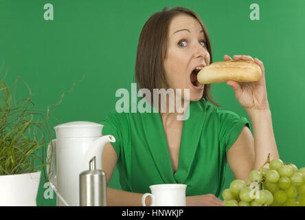 Modello di rilascio, Junge Frau beim gesunden Fruehstueck - giovane donna a colazione Foto Stock