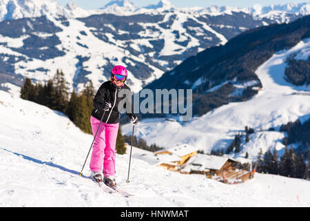 Sciatore femmina vicino alla capanna di sci Foto Stock