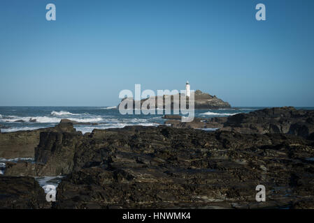 Godrevy Lighthouse, un faro bianco su una piccola isola al largo della costa della Cornovaglia vicino a St Ives, UK. Foto Stock