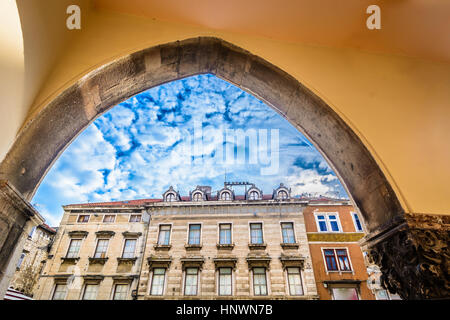 Vista sul vecchio dettagli architettonici in marmo Spalato Città famosa località turistica in Croazia, Europa. Foto Stock