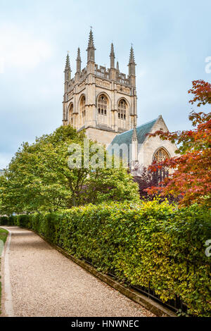 Giardino e la cappella e la torre di Merton College. Università di Oxford, Oxford, Inghilterra Foto Stock