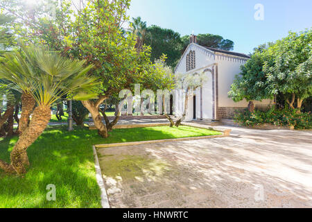 La piccola chiesa presso la storica azienda vitivinicola Sella & Mosca costruito nel 1903 vicino ad Alghero, Sassari Sardegna Italia Foto Stock