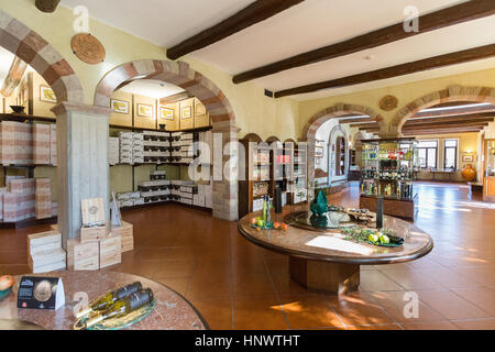 Il negozio del vino alla Sella & Mosca dell'azienda vitivinicola costruito nel 1903 vicino ad Alghero, Sassari Sardegna Italia Foto Stock