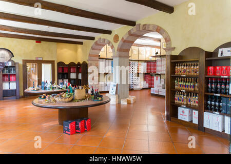 Il negozio del vino alla Sella & Mosca dell'azienda vitivinicola costruito nel 1903 vicino ad Alghero, Sassari Sardegna Italia Foto Stock