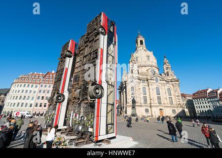 Scultura di 3 bus verticale che simboleggia anti sniper barricata di Aleppo da artista Syrian-German Manaf Halbouni a Dresda, in Germania. Foto Stock