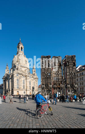 Scultura di 3 bus verticale che simboleggia anti sniper barricata di Aleppo da artista Syrian-German Manaf Halbouni a Dresda, in Germania. Foto Stock