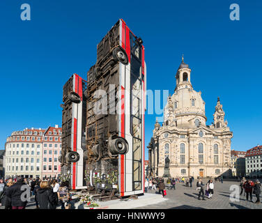 Scultura di 3 bus verticale che simboleggia anti sniper barricata di Aleppo da artista Syrian-German Manaf Halbouni a Dresda, in Germania. Foto Stock