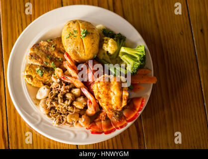 Pesci, aragoste e Calamri piatto di frutti di mare Foto Stock