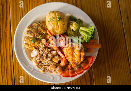 Pesci, aragoste e Calamri piatto di frutti di mare Foto Stock
