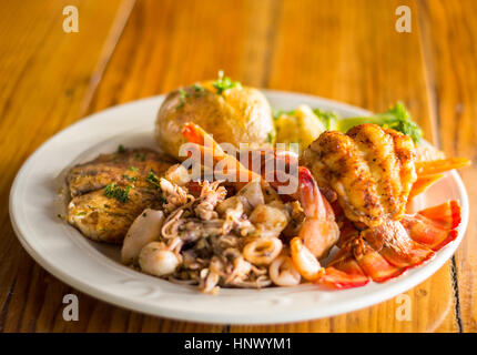 Pesci, aragoste e Calamri piatto di frutti di mare Foto Stock