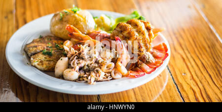 Pesci, aragoste e Calamri piatto di frutti di mare Foto Stock