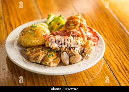 Pesci, aragoste e Calamri piatto di frutti di mare Foto Stock
