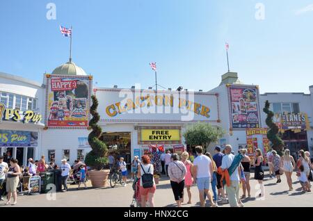 Clacton On Sea, Regno Unito - 26 agosto 2016: folle fuori Clacton Pier Foto Stock