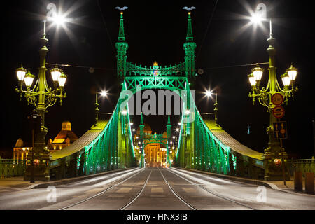 Sul lato orientale del ponte della Libertà il collegamento di Buda e Pest attraverso il Fiume Dunabe a Budapest, Ungheria Foto Stock