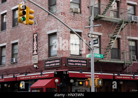 Lombardi's pizza in che cosa è rimasto di Manhattan's Little Italy sostiene di essere la prima pizzeria negli Stati Uniti. Febbraio 15, 2017 Foto Stock