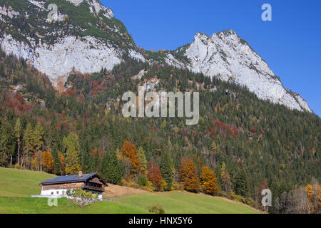 Casa Tradizionale con pannelli solari sul tetto Hintersee a Ramsau, Berchtesgadener Land, Alta Baviera, Germania Foto Stock