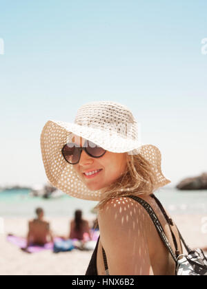 Ritratto di donna che indossa cappello guardando la telecamera sorridendo, Menorca, Spagna Foto Stock