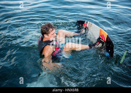 Waterskier nel Lago Maggiore, provincia di Verbania, Piemonte, Italia Foto Stock