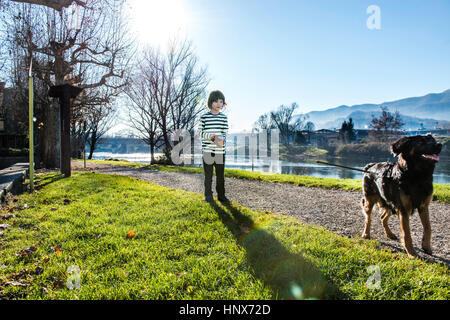 Ragazzo giocando con il suo migliore amico, il suo cane Foto Stock