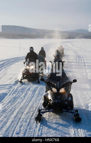 Gruppo di persone su motoslitte, Jukkasjarvi, Svezia Foto Stock