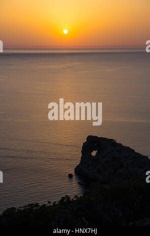 Golden tramonto sul mare orizzonte, Sa Foradada, Maiorca, SPAGNA Foto Stock