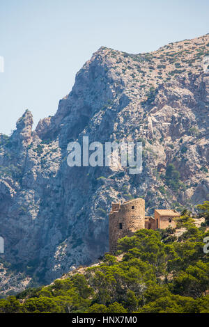 Basso angolo vista della Torre de Cala en Basset del La Tramuntana mountain range, Maiorca, SPAGNA Foto Stock