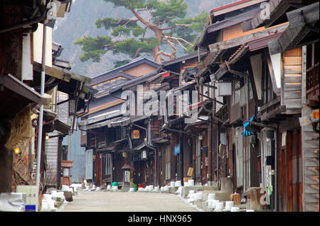 Fila di vecchie case a Naraijuku Post storica città di Nagano Giappone Foto Stock